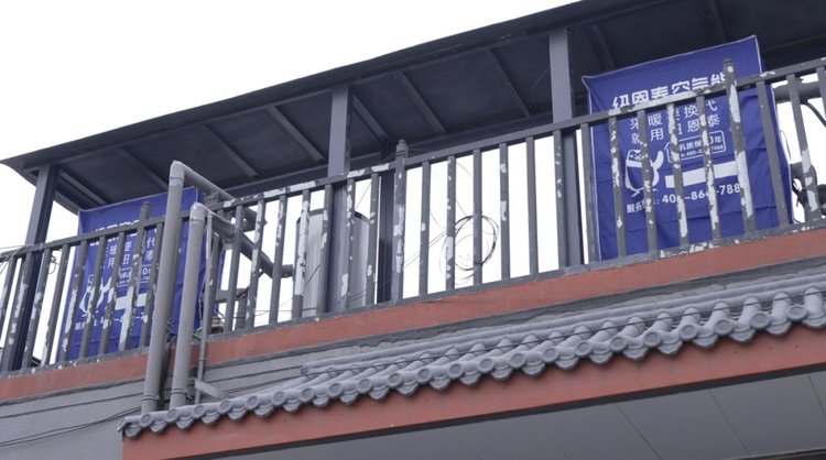 纽恩泰空气能表机装置在民居二楼露台